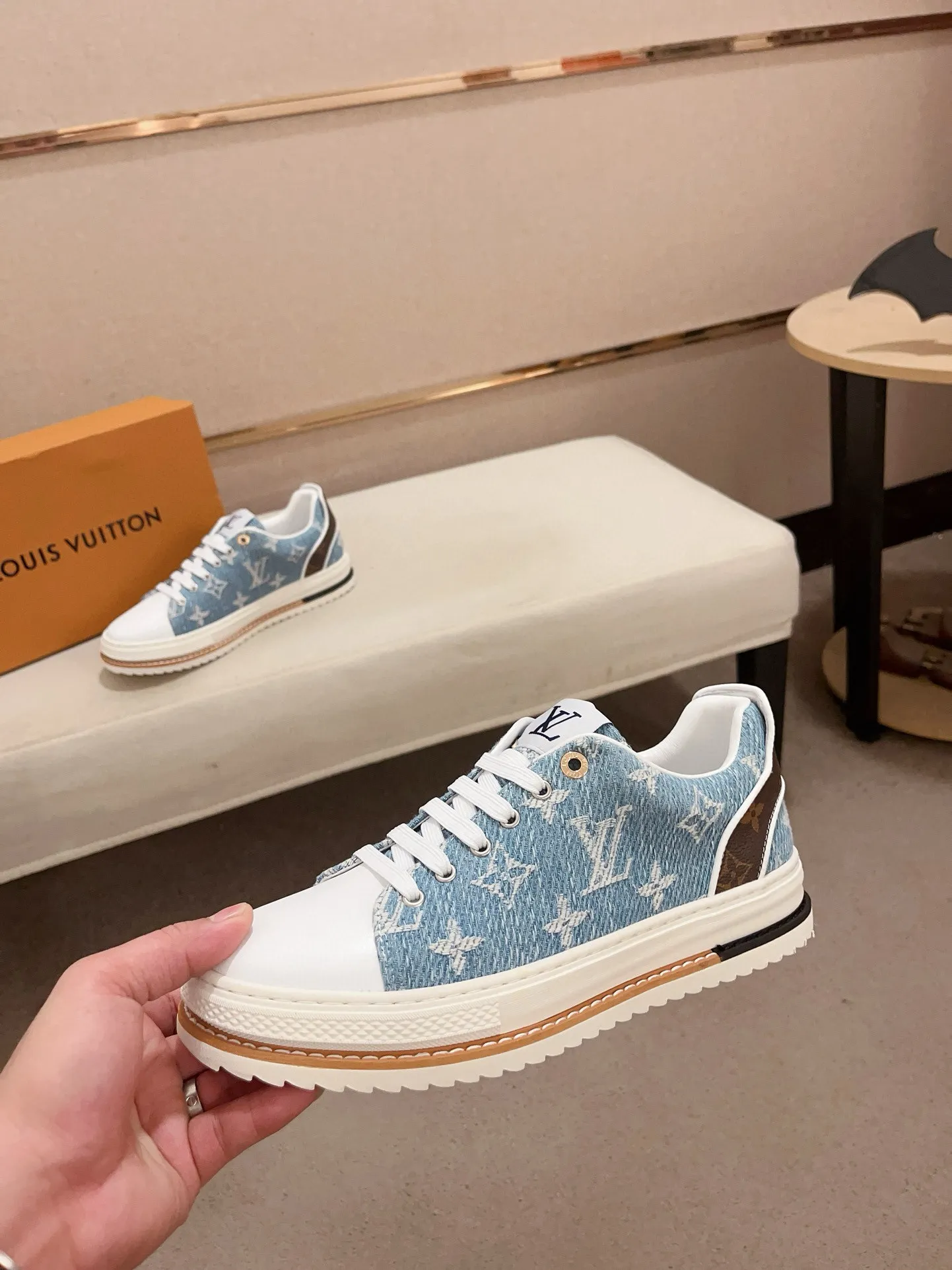 Men's shoes💰 400💰Louis Vuitton (Louis Vuitton/LV) top 🔍🔍 new models are on sale at the same time, the upper 🇮🇹 imported first-layer cowhide from Italy, fully imported sheepskin lining 💪💪, completely 1⃣️ to 1 ⃣️Re-engraved🇮🇹💪💪, ⚠Sole: The original sole is specially provided by the original factory, the exclusive movable molded sole is super comfortable, ⚠The original factory follows the order, 🔍🔍high quality, you can enter and exit the counter at will, welcome to compare⚠. Code number: 38-44. Can be customized for 45 non-refundable!